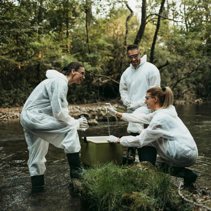 Biologen im Wald messen die Wasserhärte und den Nährstoffgehalt des Flusswassers.