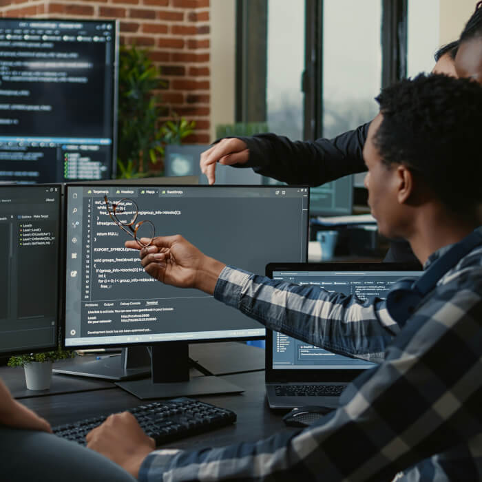 Datenbankadministratoren besprechen die neue MySQL Datenbank. Die Abfragefunktionen sollen via Joins abgefragt werden.