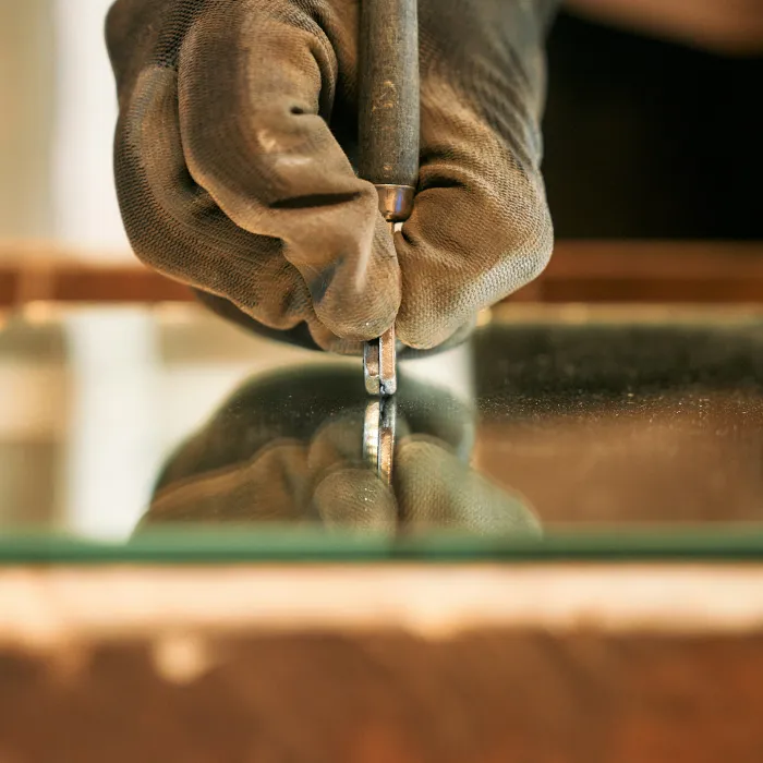 Handwerker bei der Arbeit mit einem Bit - Bearbeitung einer Spiegelfläche