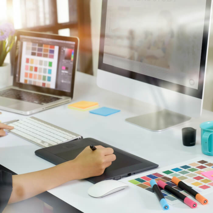 Schreibtisch von einer Mediengestalterin bei der harten Arbeit in der Design-Welt. UI / UX ist Sie gerade am werkeln.
