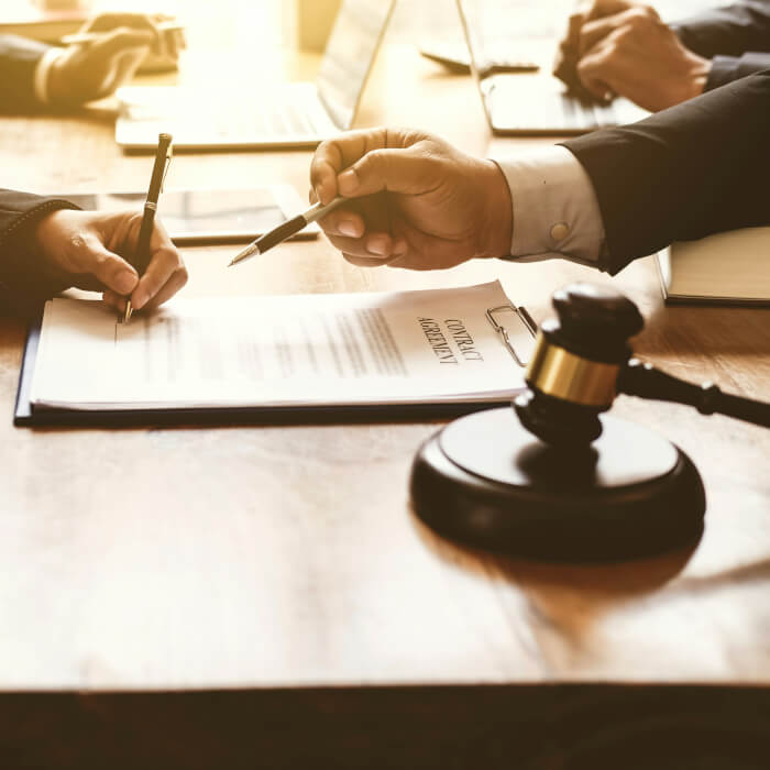 Notar beobachtet und bestätigt die Unterzeichnung eines Arbeitszeugnisses