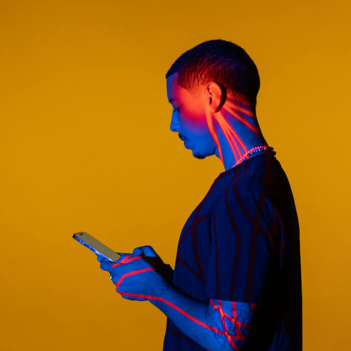 Social Media Manager bei der Arbeit am Handy (Instagram). Sehr schöne Fotografie eines SM-Managers