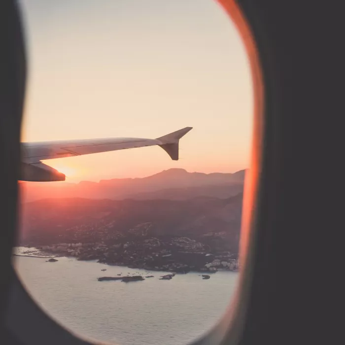 Mallorca Sonnenuntergang von oben während einer Flugreise. (Symbolbild für Reiseberaterin für Flugreisen)