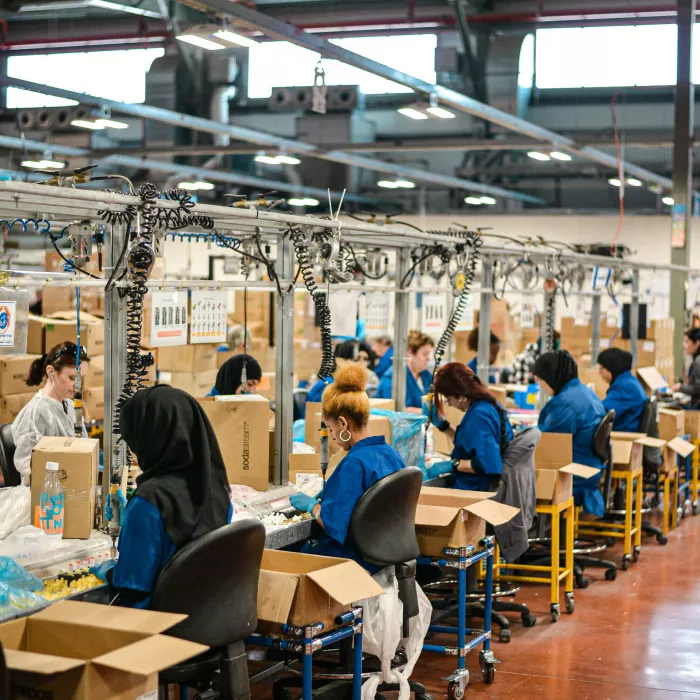 Frauen in einer Großproduktion arbeiten an SodaStream-Geräten in der SodaStream-Fabrik in Israel.