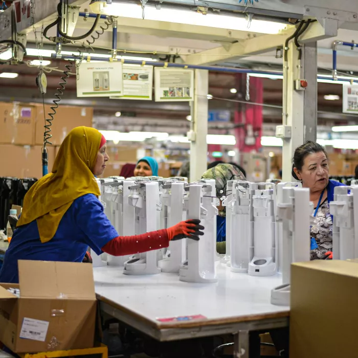 Frauen in einer Produktionshalle arbeiten an SodaStream-Geräten in Israel.