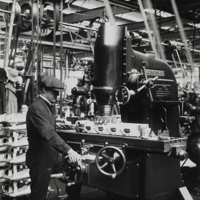 Mitarbeiter einer Produktion in 1918 (Symbolbild für Produktionsmitarbeit)
